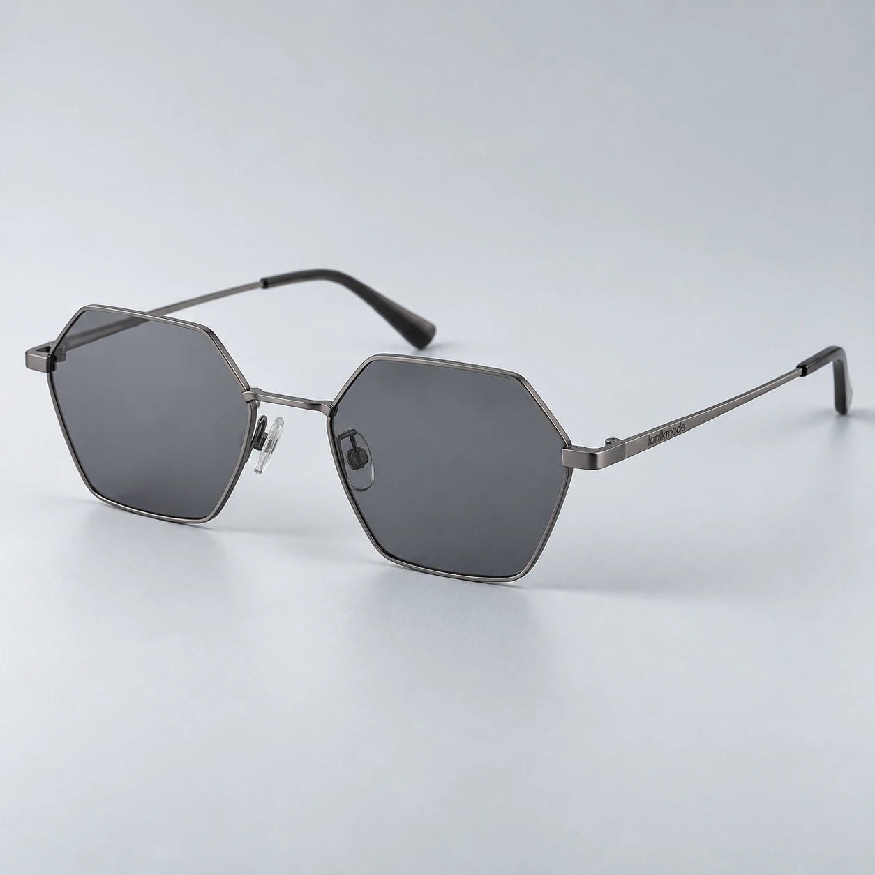 Geometric eyewear silhouette