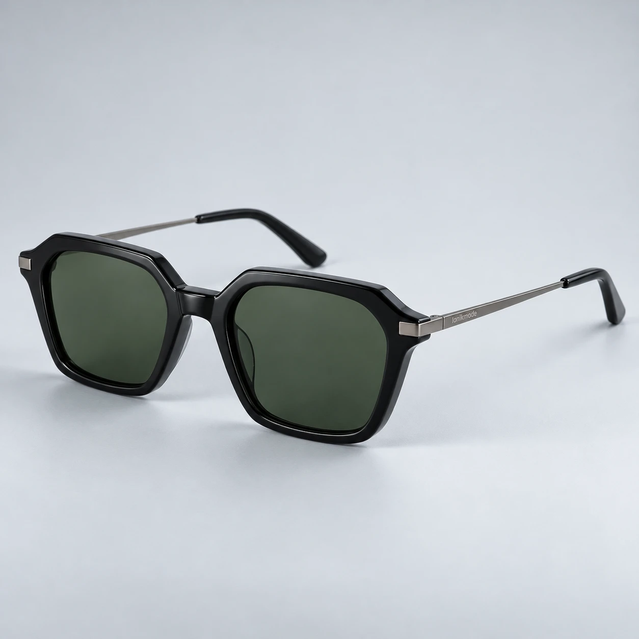Core Geometric, Black frame with dark green lenses